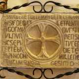 Una lapide funeraria del 1150 � affissa sulla parete destra: ricorda la fine di Agosmundo, presule della Repubblica marinara di Pisa fatto prigioniero durante una scorreria saracena, poi liberato ma morto durante il viaggio di ritorno e sepolto a Mola. Il sotterraneo infatti, prima di essere trasformato in pubblico oratorio, era adibito alla sepoltura di ecclesiastici e ricchi fedeli